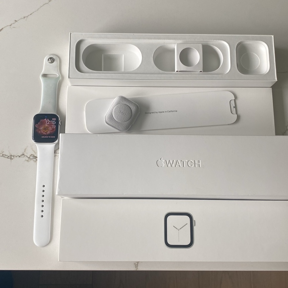 Apple Watch 44 MM Series 4 Silver Aluminum Case White Sport Band - Picture 3 of 16